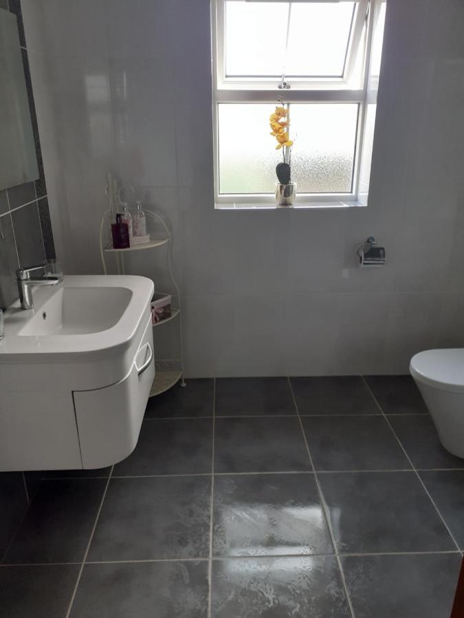 Private Room In Superb House Bed 1 Nobber 외부 사진